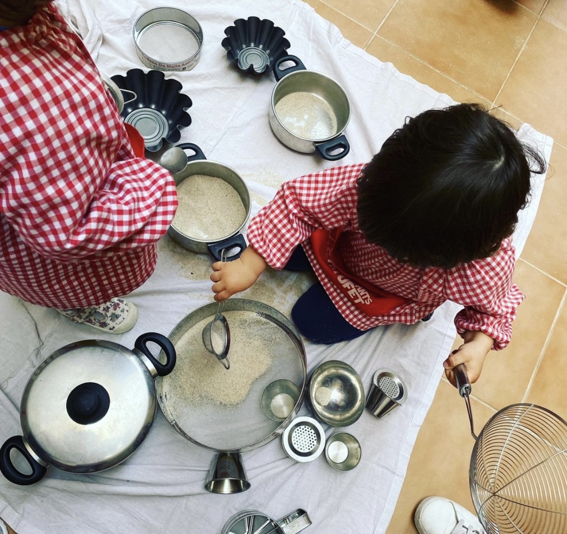 Niño jugando en cocina de juguete